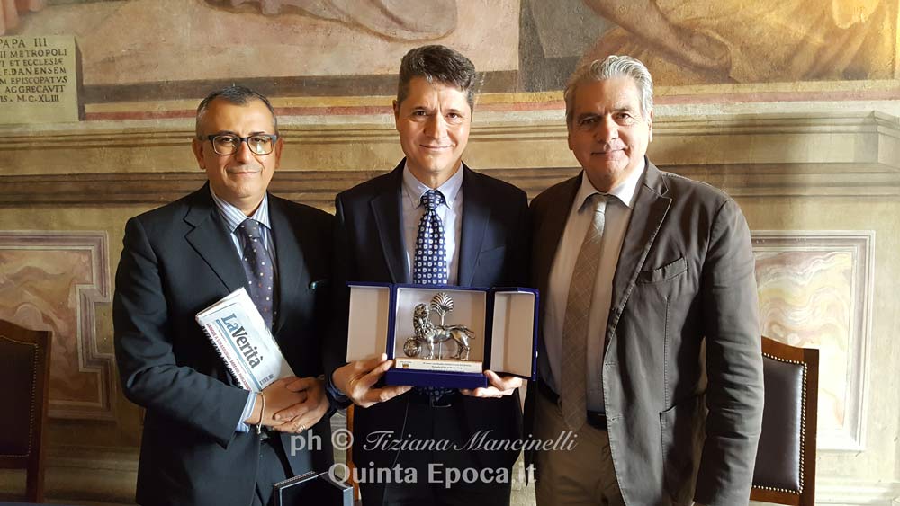 Il comune di Viterbo dona a Ermenegildo Rossi, medaglia d’oro al merito civile, il leone simbolo della città.