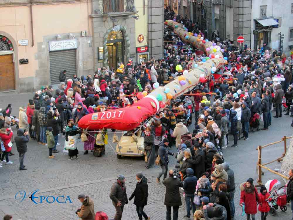 “Accapezzate il cappello”: donne di ogni età protagoniste nel nome della Befana con il trasporto della calza più lunga del mondo