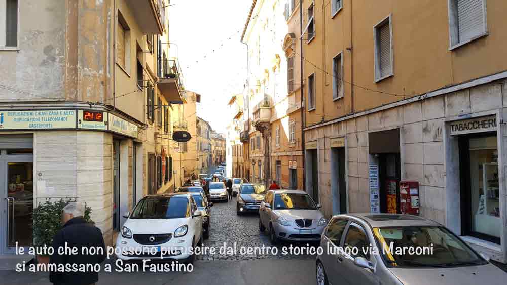 “Chiusa via Marconi, a San Faustino si blocca tutto, non sappiamo dove camminare”, il grido dei commercianti sul caos del traffico cittadino