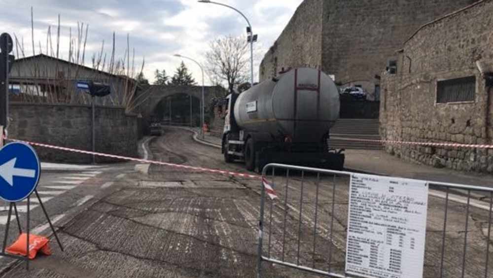 Partita l’asfaltatura di via Vico Squarano e via di Porta Fiorita fino a Porta San Pietro. Fine lavori entro la settimana.