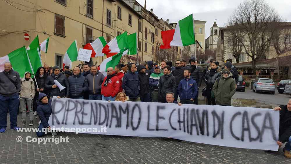 San Martino contro centro immigrati: “Non siamo il parcheggio di Viterbo, non vogliamo migranti a pascolare in piazza”