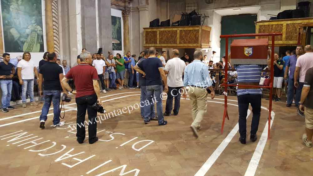 Bilancio: la maggioranza mette in vendita un deposito. Si scopre che è la chiesa della Pace.