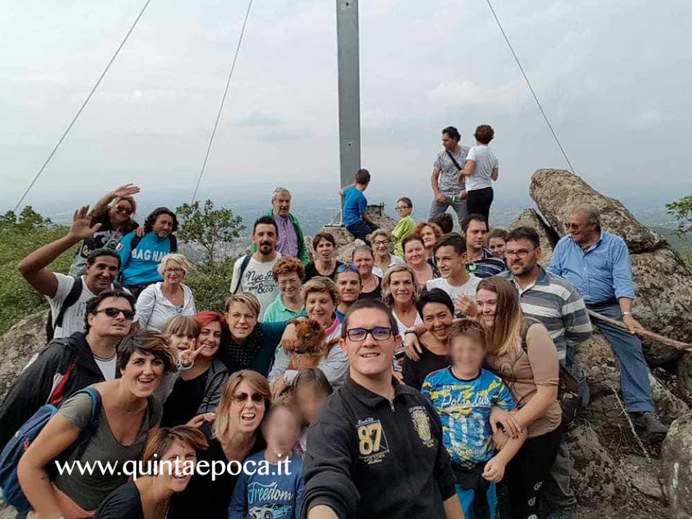 Sulla croce del monte San Valentino torna la luce: ieri la passeggiata organizzata dal comitato “Noi ce provamo”