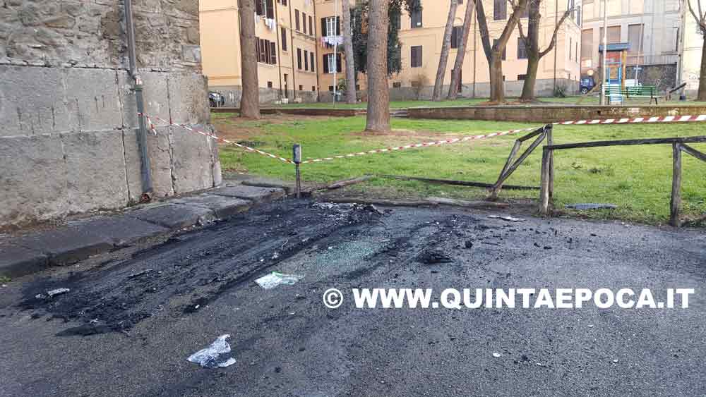 Tre auto a fuoco nella notte in via Pietro Vanni fuori le mura cittadine