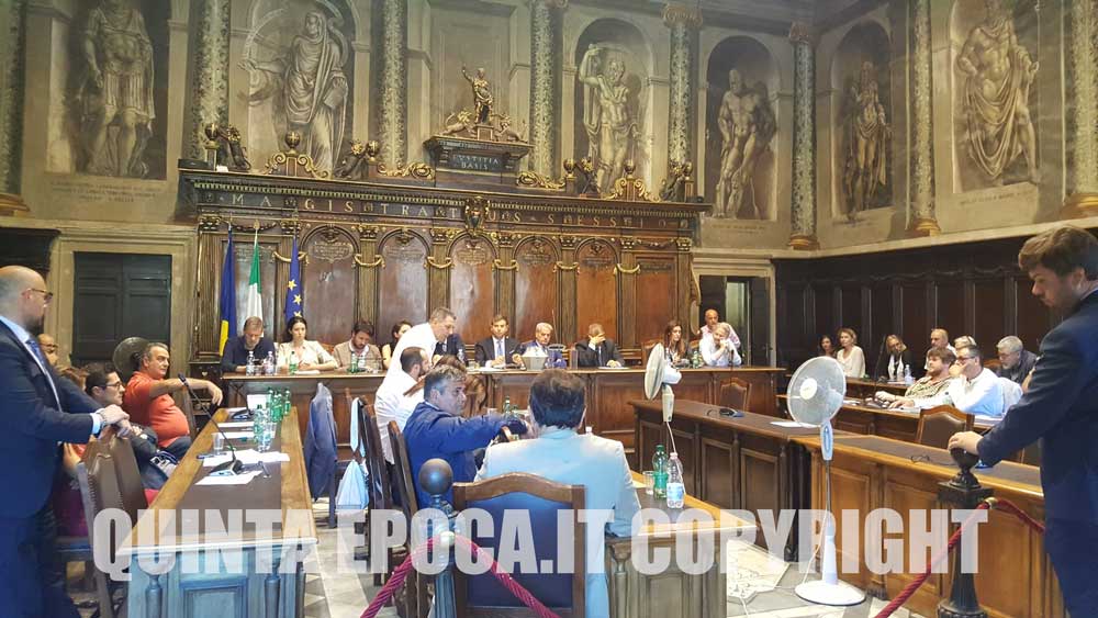 Il consiglio approva la riapertura della piscina comunale.