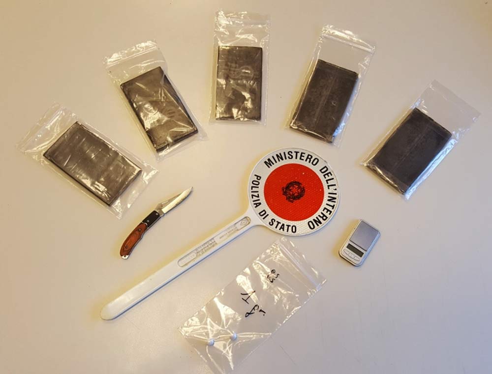 Arrestato con mezzo chilo di droga nello zaino.
