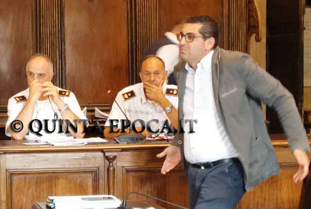 Perlorca in consiglio bacchetta Barelli: “Fa il cinema mentre l’assessore parla”