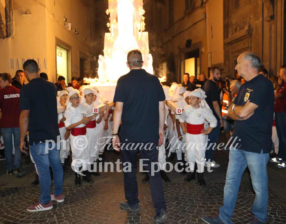 Tripudio di folla per Luce di Rosa. La mini macchina del centro storico vola sulle spalle dei mini facchini
