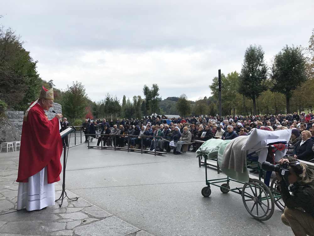 Lourdes: Il vescovo Fumagalli ha guidato il pellegrinaggio con mille persone, tra fedeli e malati