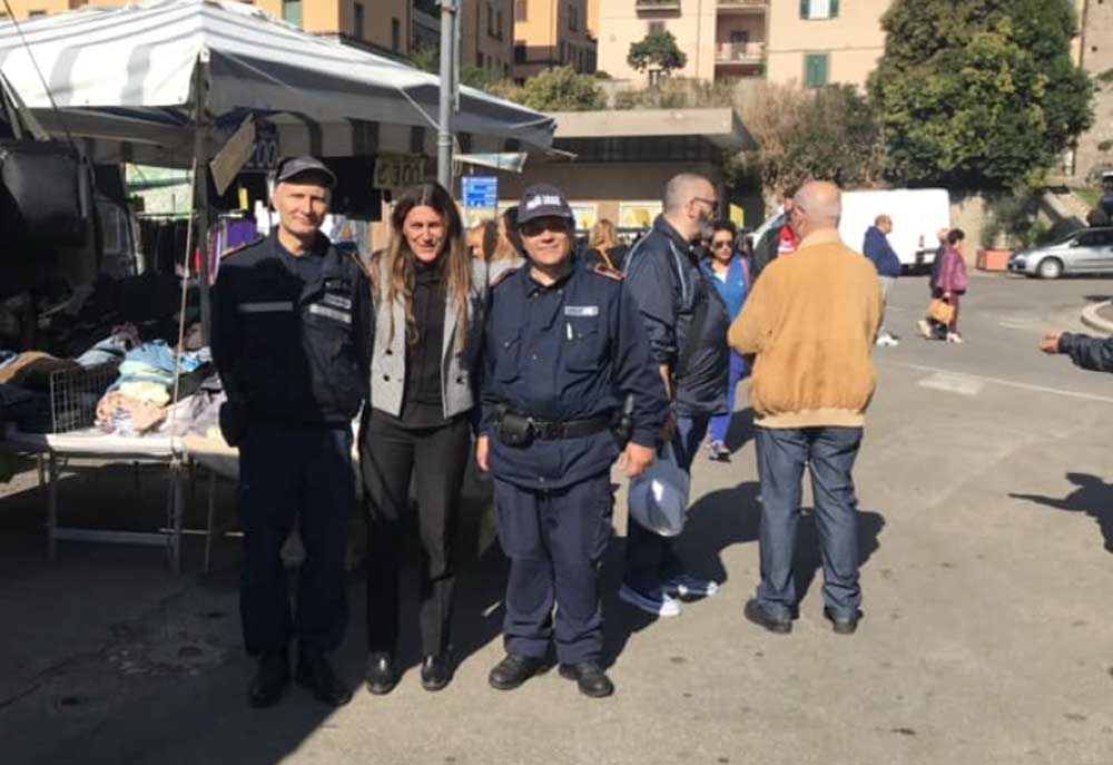 Un giro tra gli ambulanti: l’assessore Mancini e la Polizia Locale al mercato del Sacrario.