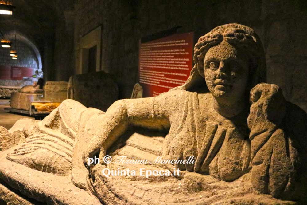 “Luce al colore”: la cromia dei sarcofagi del museo civico in mostra.