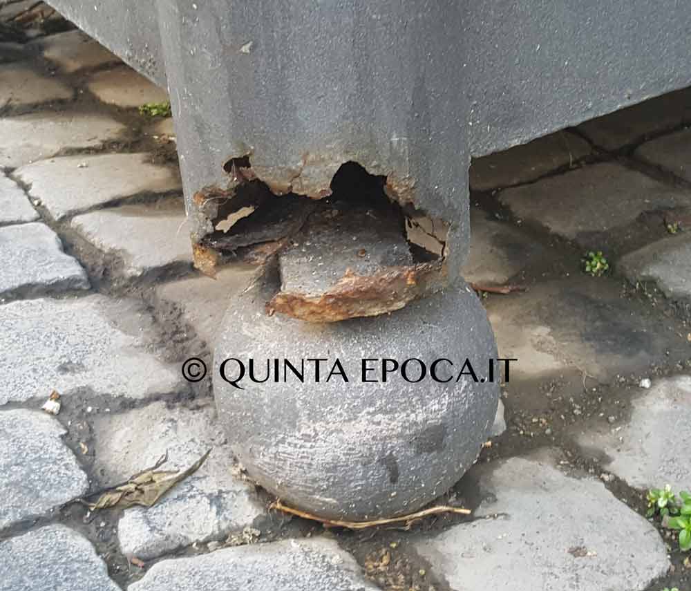 Nella zona a traffico limitato di via San Lorenzo l’arredo urbano cade a pezzi.