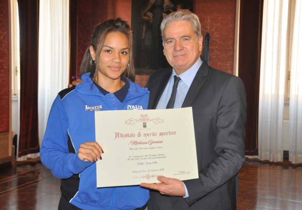 Melissa Gemini, campionessa di pugilato, riceve dal sindaco Arena l’attestato di merito sportivo.