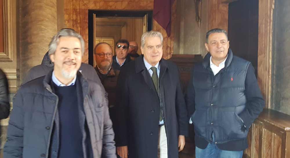 Riunione di maggioranza: FdL avrebbe chiesto alla Lega una posizione. Fusco convoca i suoi.