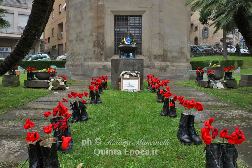 Festa unità nazionale: 100 anni dalla prima guerra mondiale, 100 papaveri rossi ricordano chi ha dato la vita per la Patria.