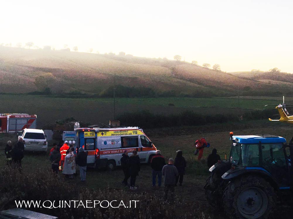 Tarquinia, un uomo finisce sotto il trattore.