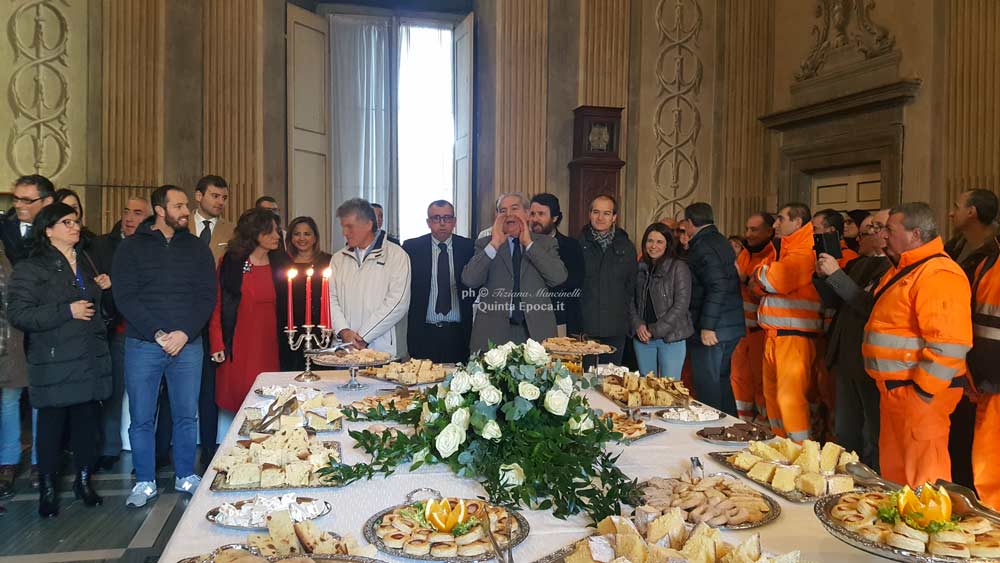 Comune, auguri del sindaco Arena: «Entro la primavera 45 nuovi assunzioni». Maggioranza compatta anche nelle foto di “gruppo”.