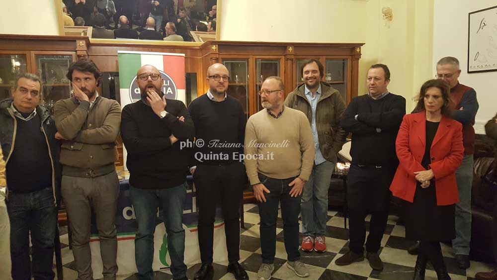 Allo scambio di auguri di FdI, Galati: «Protocollo migranti una tegola tra capo e collo». Allegrini: «Qualcuno predica bene e razzola male».