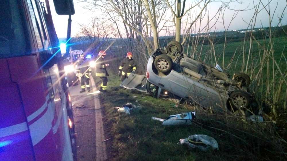 Auto finisce fuori strada e cappotta sulla Teverina con tre persone a bordo.