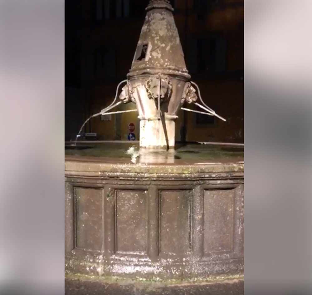 Trabocca acqua dalla fontana di San Faustino e invade la piazza. I cittadini chiedono più telecamere.