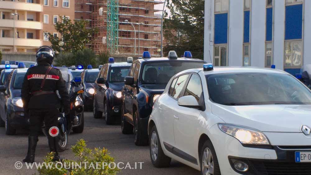 Costringe la moglie ad uscire con il velo, la picchia e la fa abortire perché incinta di una femmina.