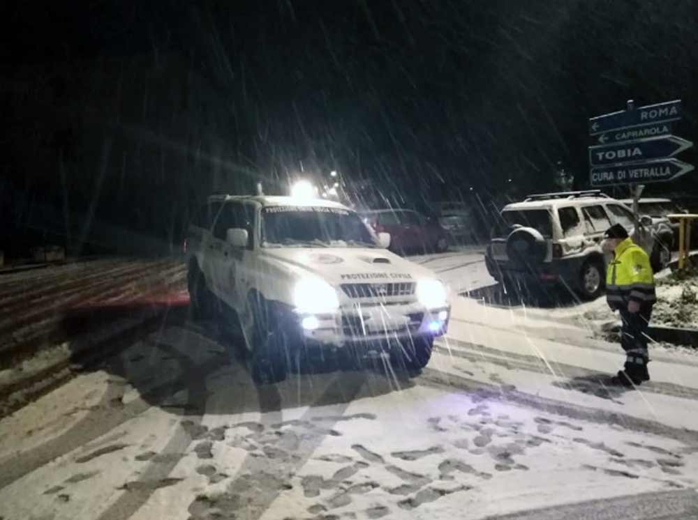 Viterbo in un anello di neve: uomini e mezzi a lavoro su San Martino, Bagnaia e altre zone.
