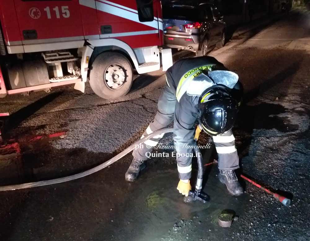 Si rompe conduttura in via Cava di Gorga, l’acqua invade la strada.