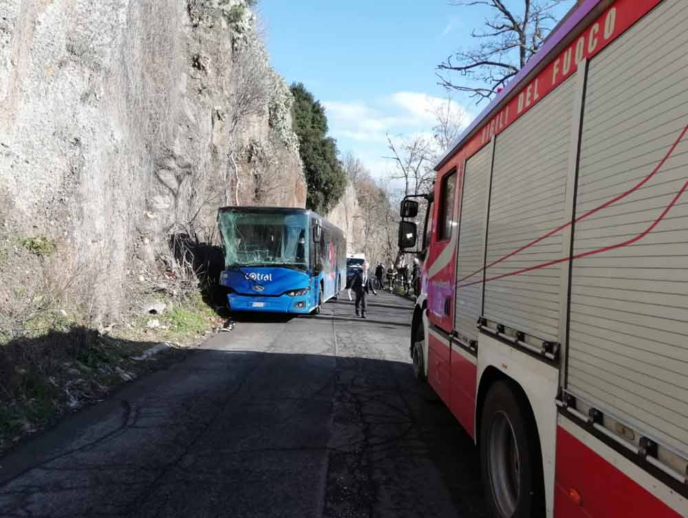 Bus Cotral perde il controllo e finisce su uno sperone di roccia. Tre feriti lievi.