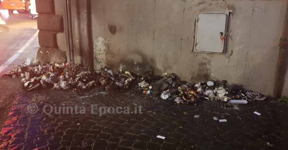 Bagnaia: sacchetti di immondizia in fiamme. Arena: «Un costo in più per il Comune smaltirli. Ma nessun allarme sicurezza»