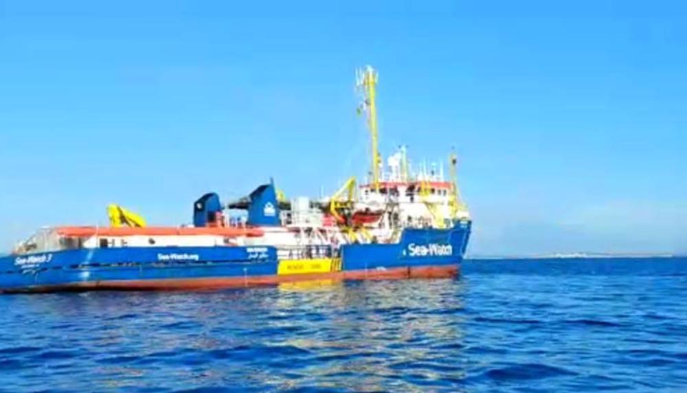 Sea Watch, il comandante denuncia l’Italia che ricorre alla Corte UE: “Migranti in Olanda”.
