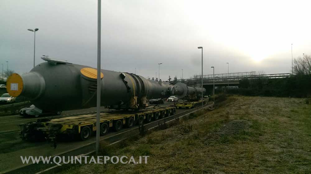 Problemi con la trazione, tir con carico speciale, un tubo diretto in Cina, soccorso nella notte dai pompieri.