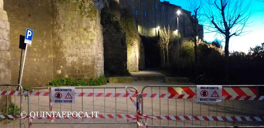 Spanciamento nella parete del parcheggio in via Sant’Antonio.