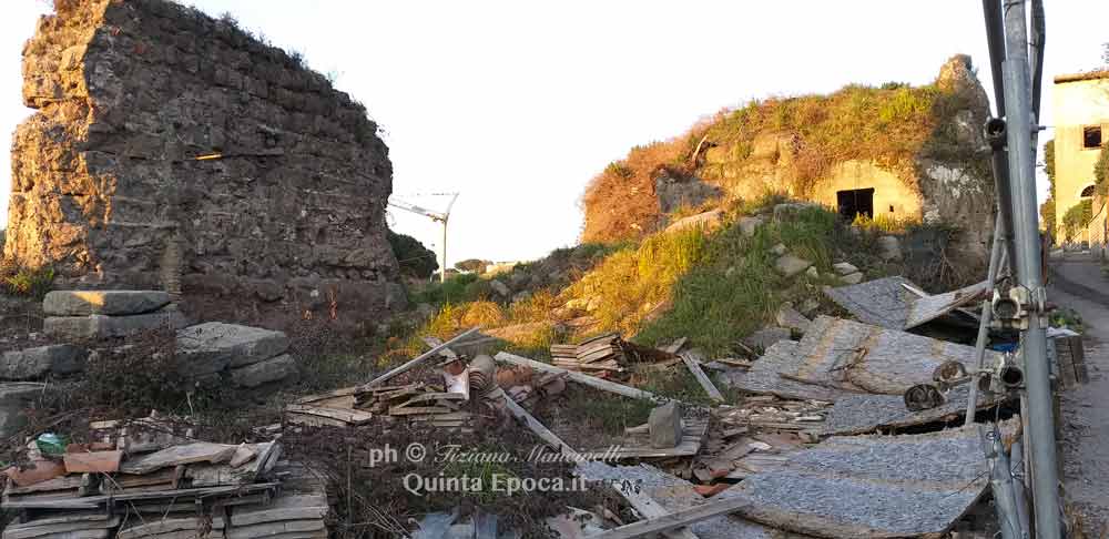 Antica casa diroccata: potenziale pericolo in via Sant’Antonio.