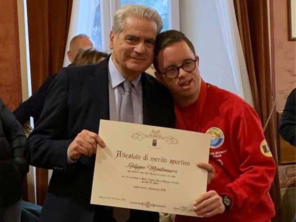 Il sindaco Arena consegna attestato di merito sportivo agli atleti di asd “Sorrisi”.