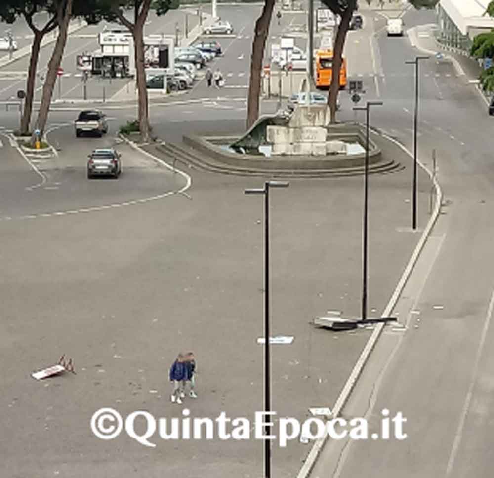 Sacrario, “terra di fuoco”: pannello fracassato e riverso in terra.