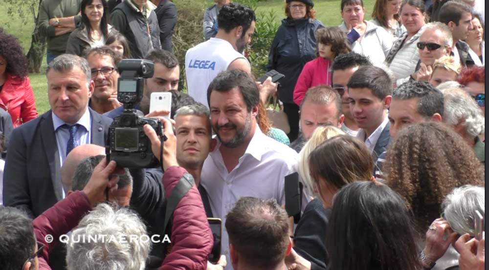 Salvini a Civita Castellana: esplode la selfie-mania