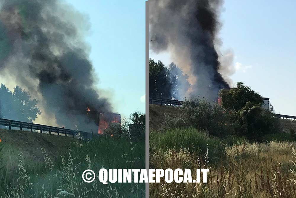 A fuoco rimorchio di un autotreno. L’autista non lo vede subito e continua a viaggiare.