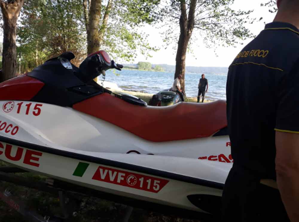 Lago di Vico: pedalò con padre e figlio non riesce a tornare a riva. Recuperato dai Vigili del Fuoco.