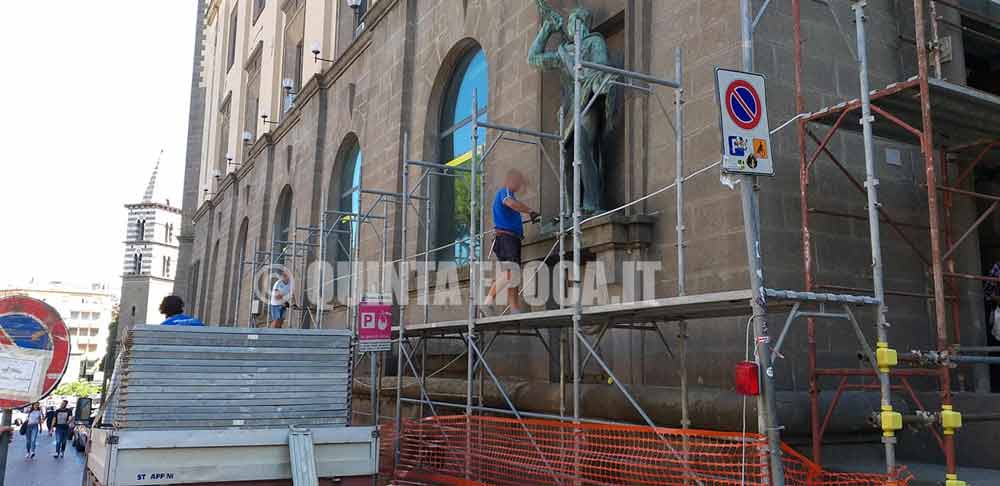 Smontaggio ponteggio via Ascenzi, messa in sicurezza da completare entro il 26 agosto.