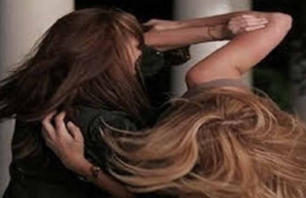 Furibonda lite in centro tra due donne sudamericane: calci e spray urticante.