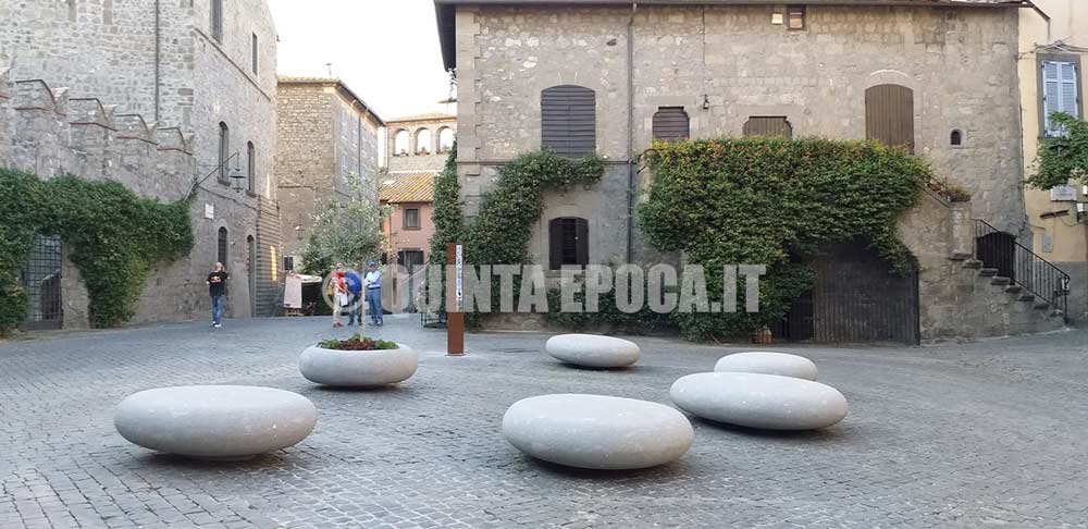 Piazza San Carluccio liberata dalle auto con le installazioni del “Progetto Viandante”.