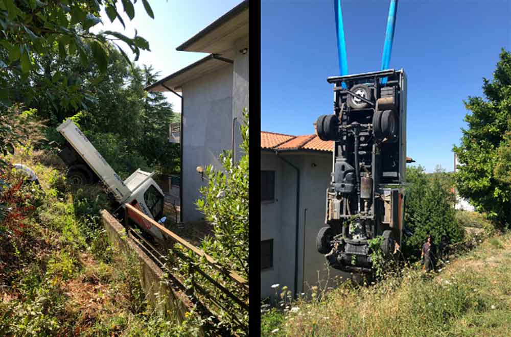 Camion si sfrena e cade in fondo a una scarpata a ridosso di un palazzo.