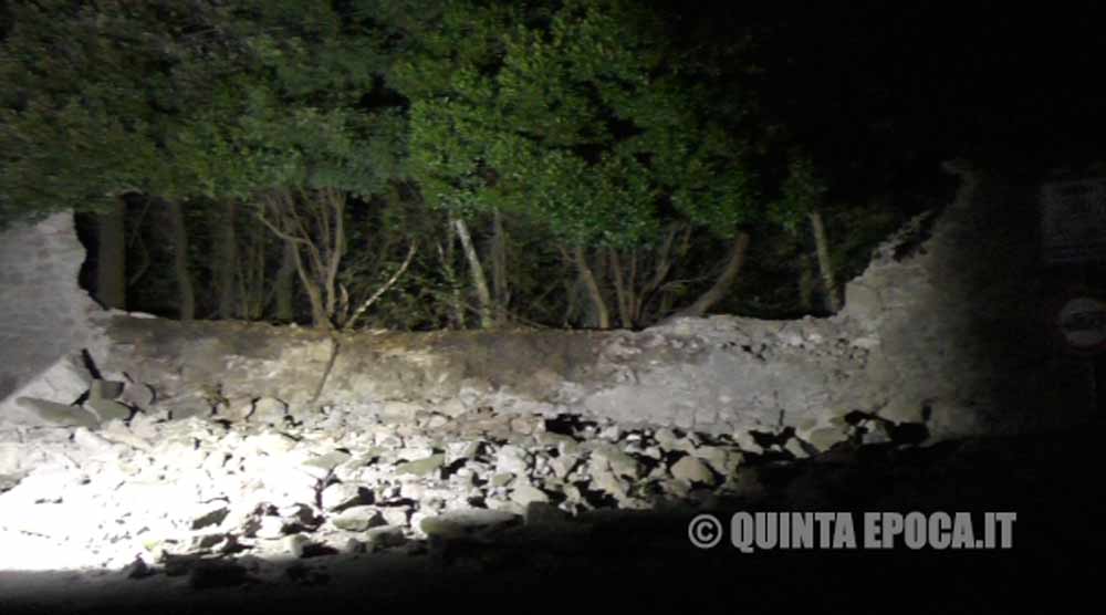 Villa Lante: crolla un pezzo del muro di cinta.