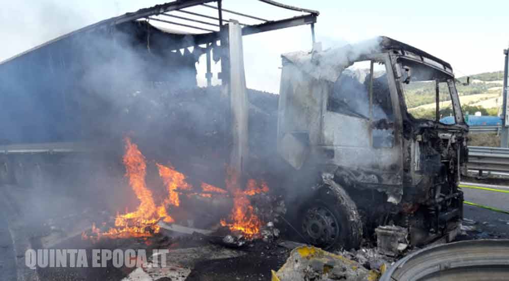 Autoarticolato in fiamme, chiuso il casello di Orte.