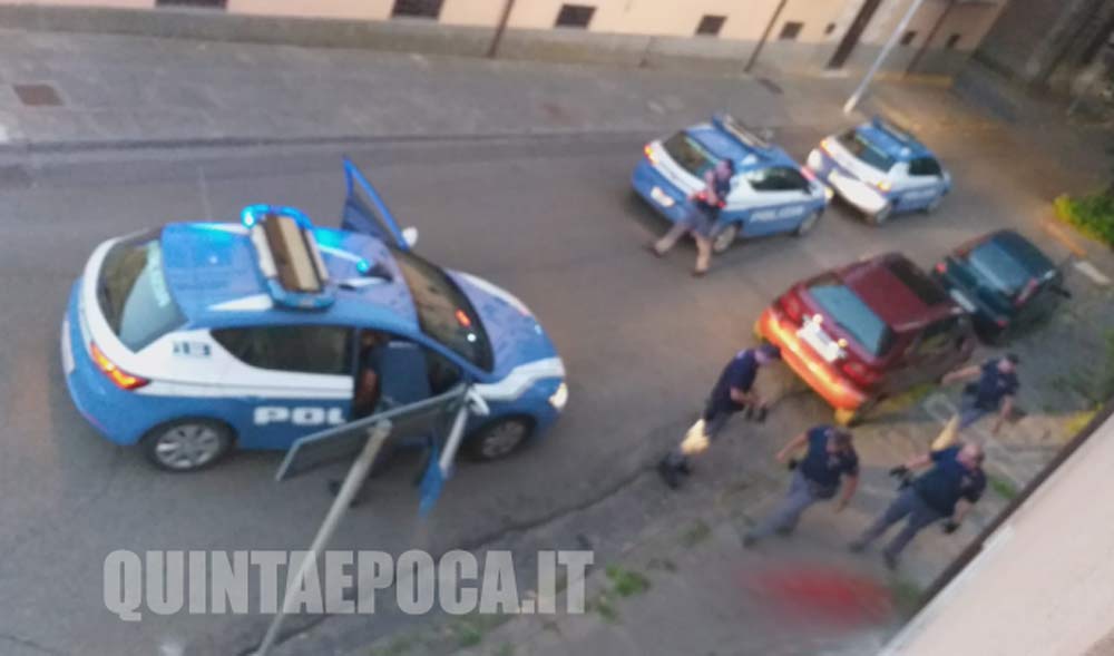 Tenta di strangolare la ex e accoltella la sorella: incubo a via Lorenzo da Viterbo.