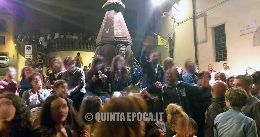 Luce Di Rosa: brutta serata per le fontane prese d’assalto. E il divieto del Comune?