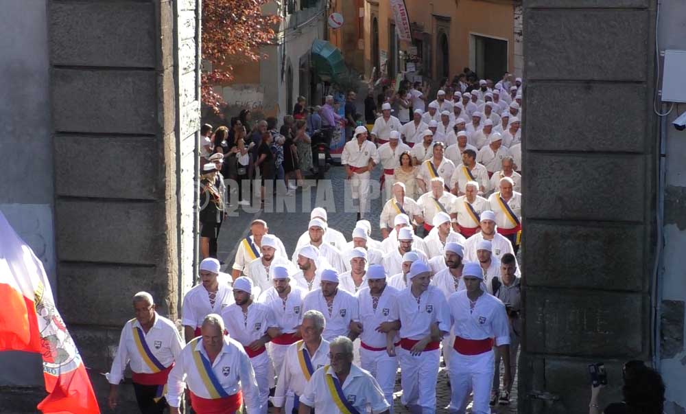 Trionfale giro delle sette chiese. A piazza del Teatro girata per Norveo Fedeli e Zeffirelli.