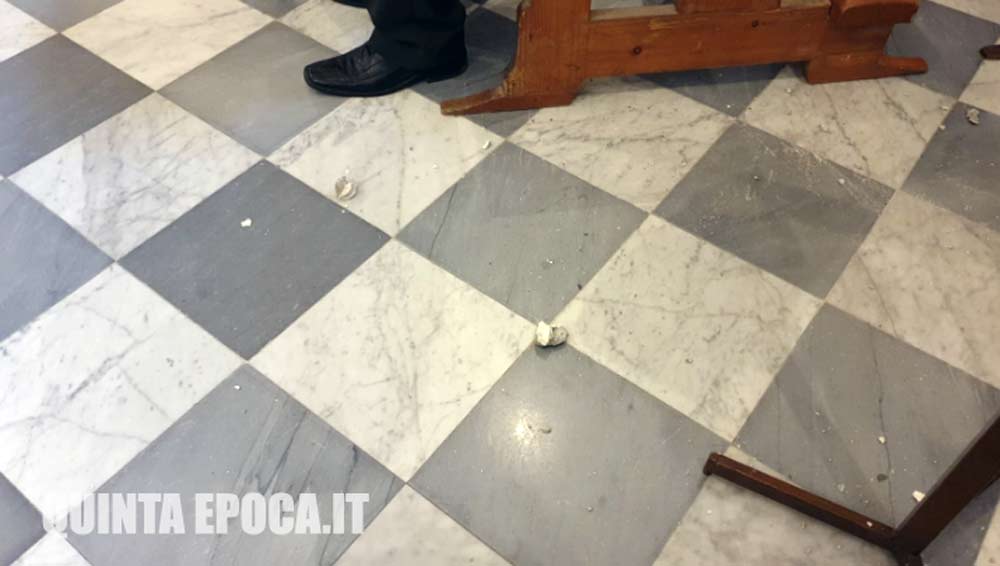 Festa della polizia: un pezzo di stucco del soffitto cade al centro della chiesa.