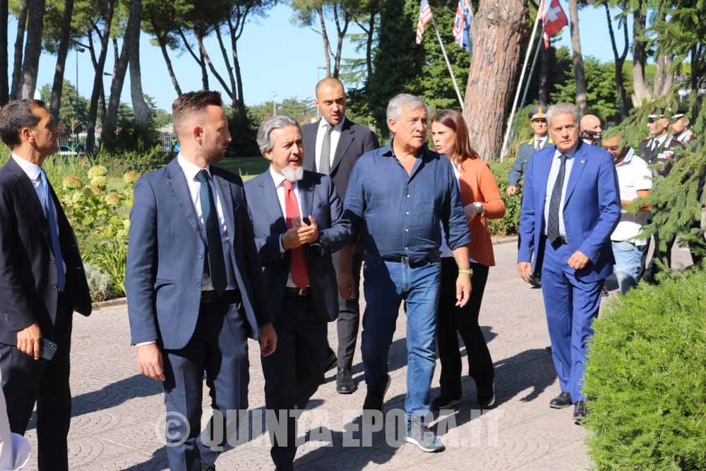 Forza Italia: simbolo a destra, uomini e donne a sinistra.