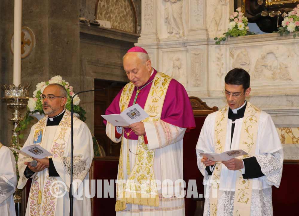 Coronavirus, la Chiesa dispone: “Via l’acqua santa e il segno di pace”.